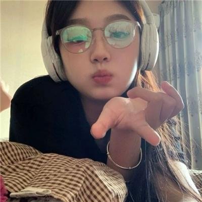 戴金色面具的男子